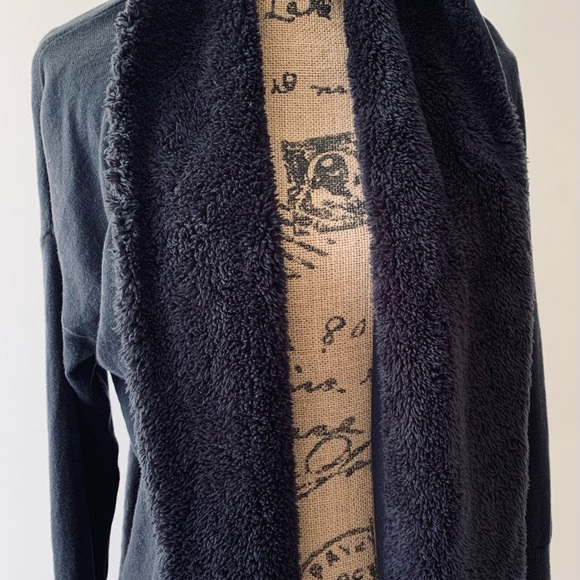 GapBody Cozy Yoga Sweater or Wrap With Faux Fur Trim - Picture 2 of 7